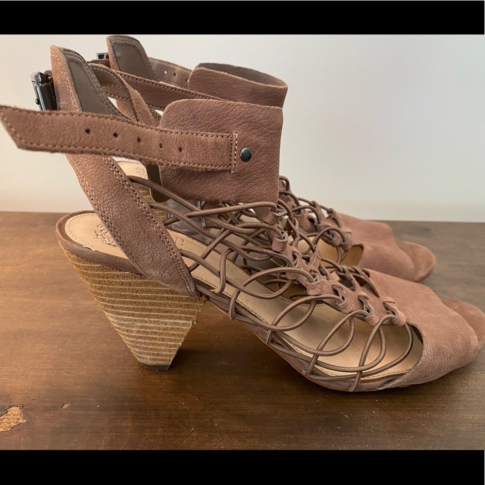 Vince Camuto Women’s Leather Peep Toe Heels Taupe sz 12